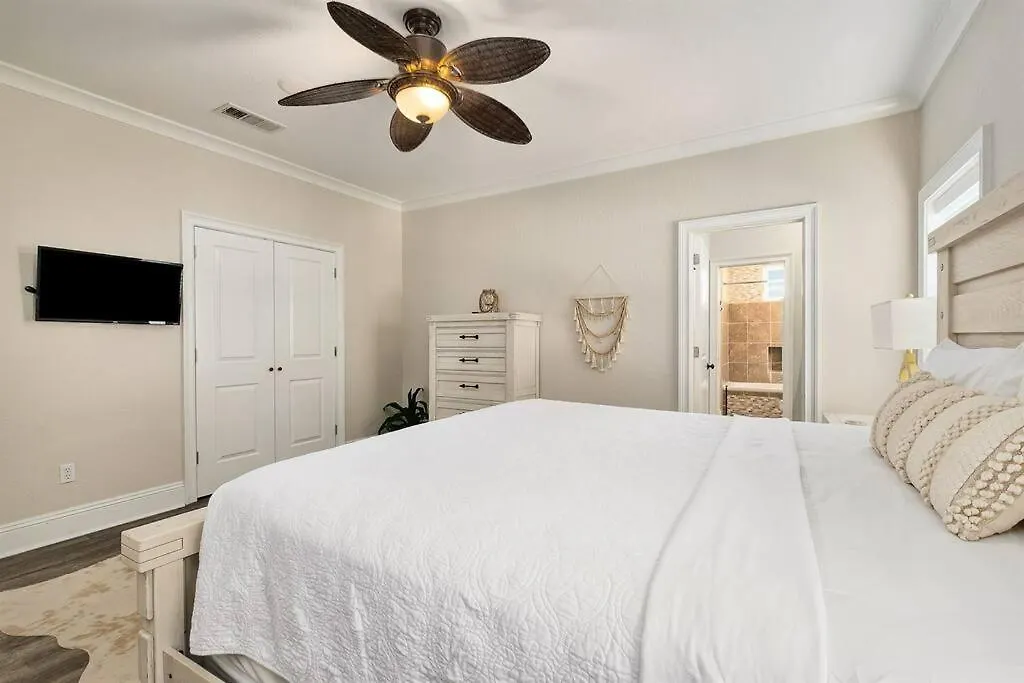 Seas The Day Destiny East Neighborhood Private Villa Holiday home