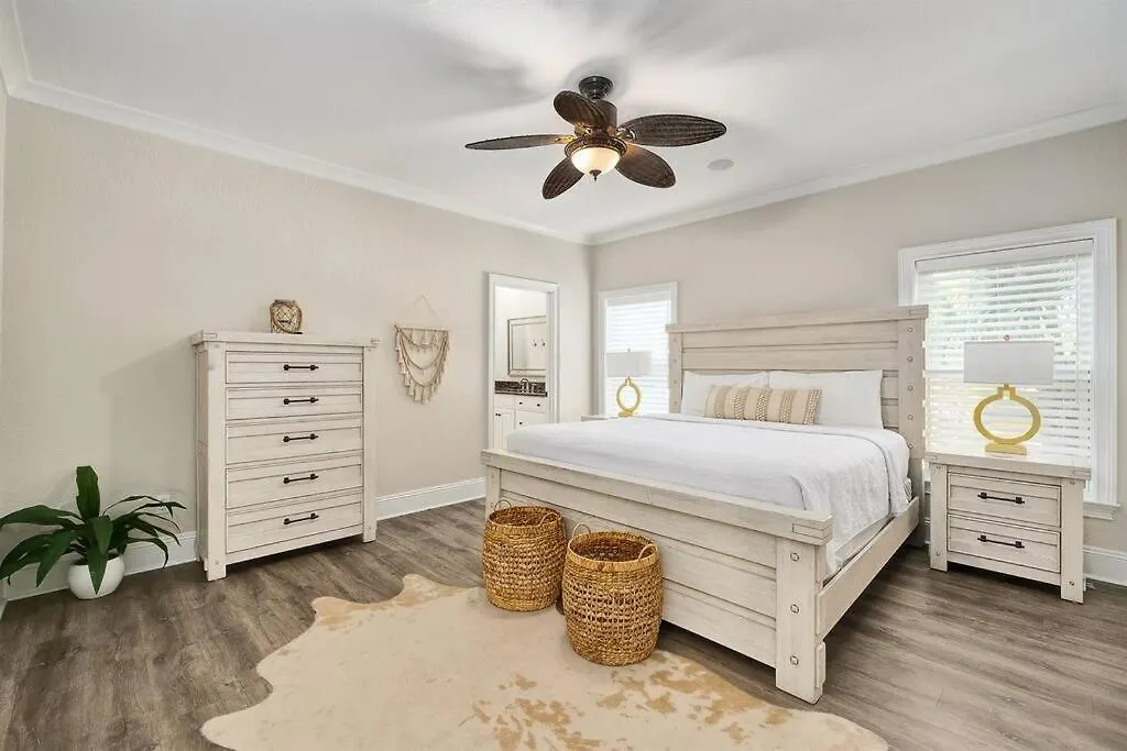 Seas The Day Destiny East Neighborhood Private Villa Holiday home
